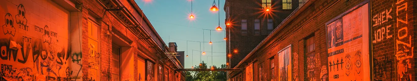 Das RAW-Gelände in Berlin bei Abenddämmerung beleuchtet von orangenen Straßenlaternen.