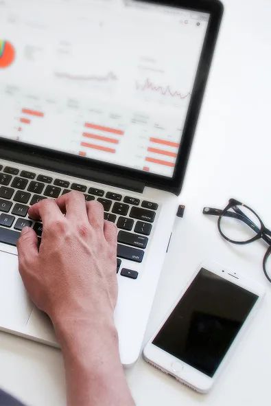 Analyse von IT-Kennzahlen auf dem Laptop – strategische Planung für IT Outsourcing Services und Digitalisierung.