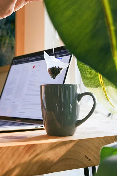 IT-Beratungskonzept mit Teetasse am Arbeitsplatz – verständliche Entscheidungsvorlagen für Geschäftsführung und Fachbereiche.