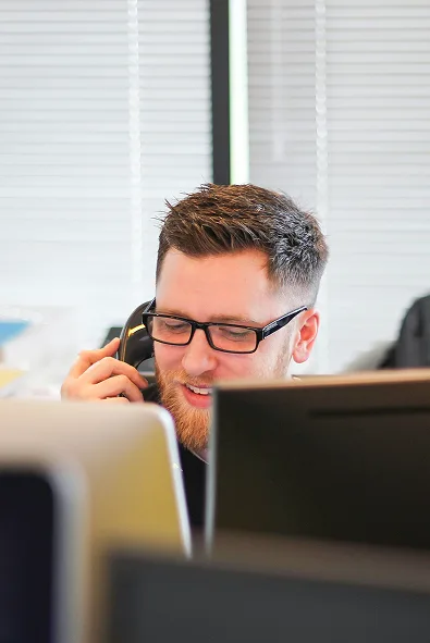 IT-Berater im Kundengespräch – Umsetzung der IT-Sicherheitsberatung und Einführung externer IT-Dienstleistungen.