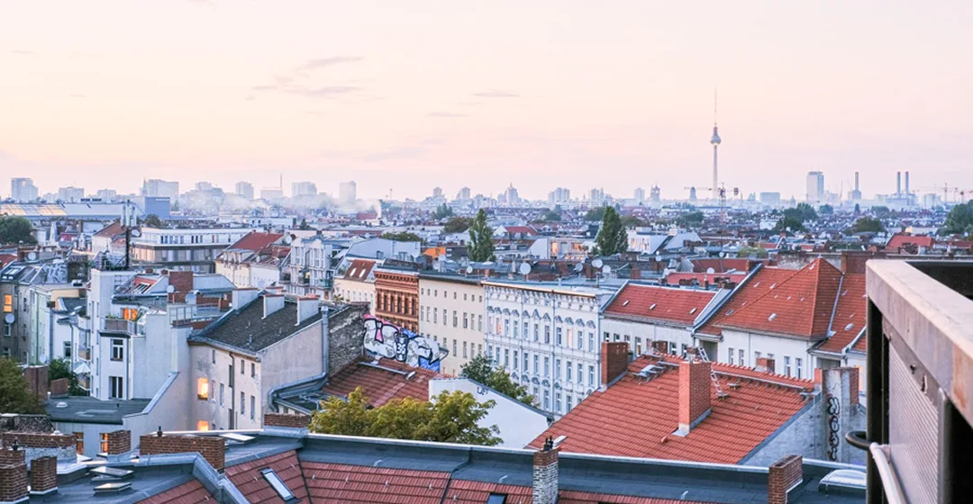 Blick über die Dächer von Berlin mit Fernsehturm im Hintergrund, als Symbol für den persönlichen IT-Service vor Ort und die deutschlandweite Remote-Betreuung.